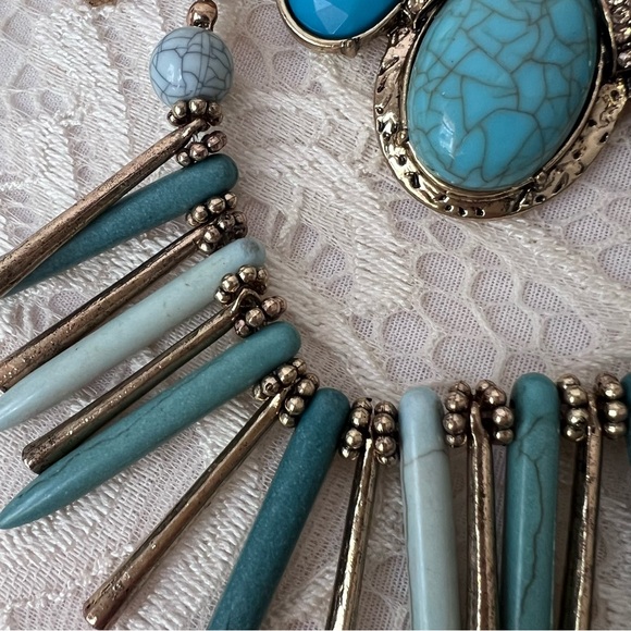 BOLD TURQUOISE STATEMENT COSTUME NECKLACE - Picture 5 of 9